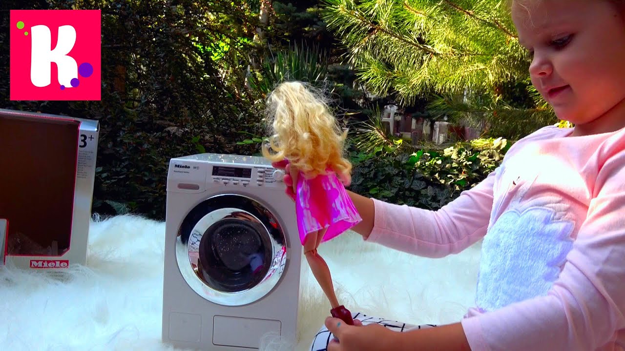 Дизайнерская мастерская и Кукла Barbie/ игрушечная стиральная машинка / играем на улице