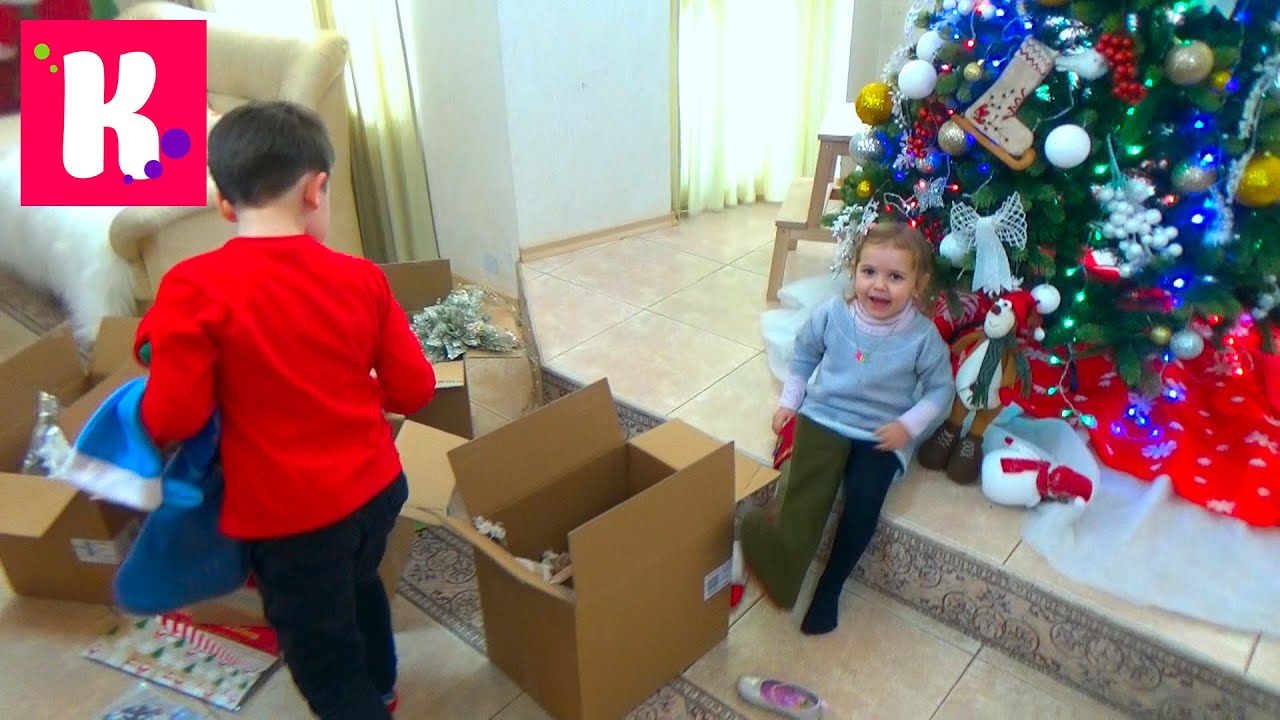 Катя с Максом наряжает игрушками новогоднюю ёлку / Декорируем дом 2015