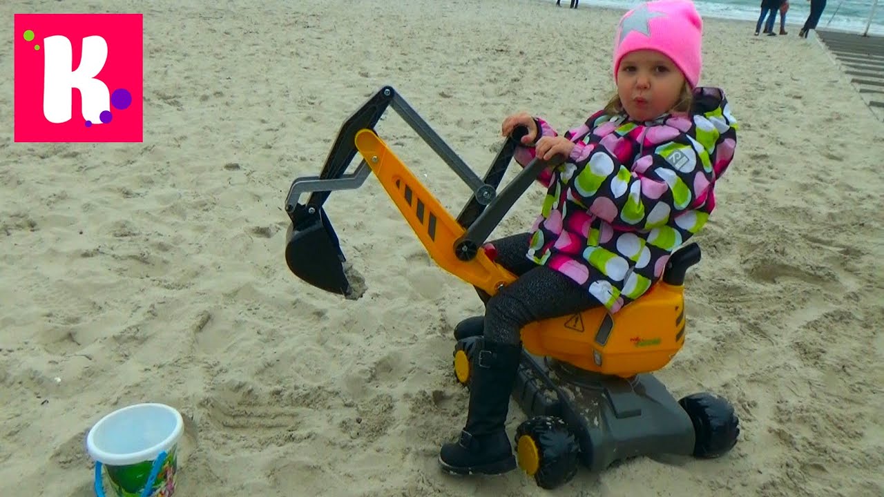 Большой игрушечный экскаватор / Катя играет на пляже в песке