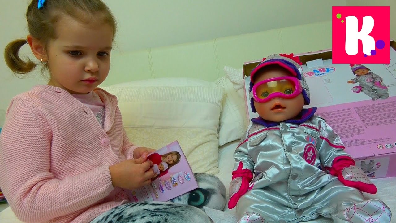 Катя и кукла Эмили примеряют новую одежду и едут за новой коляской для куклы, НО что-то пошло не так