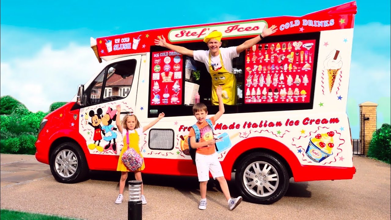 Дети играют в вагончике мороженого