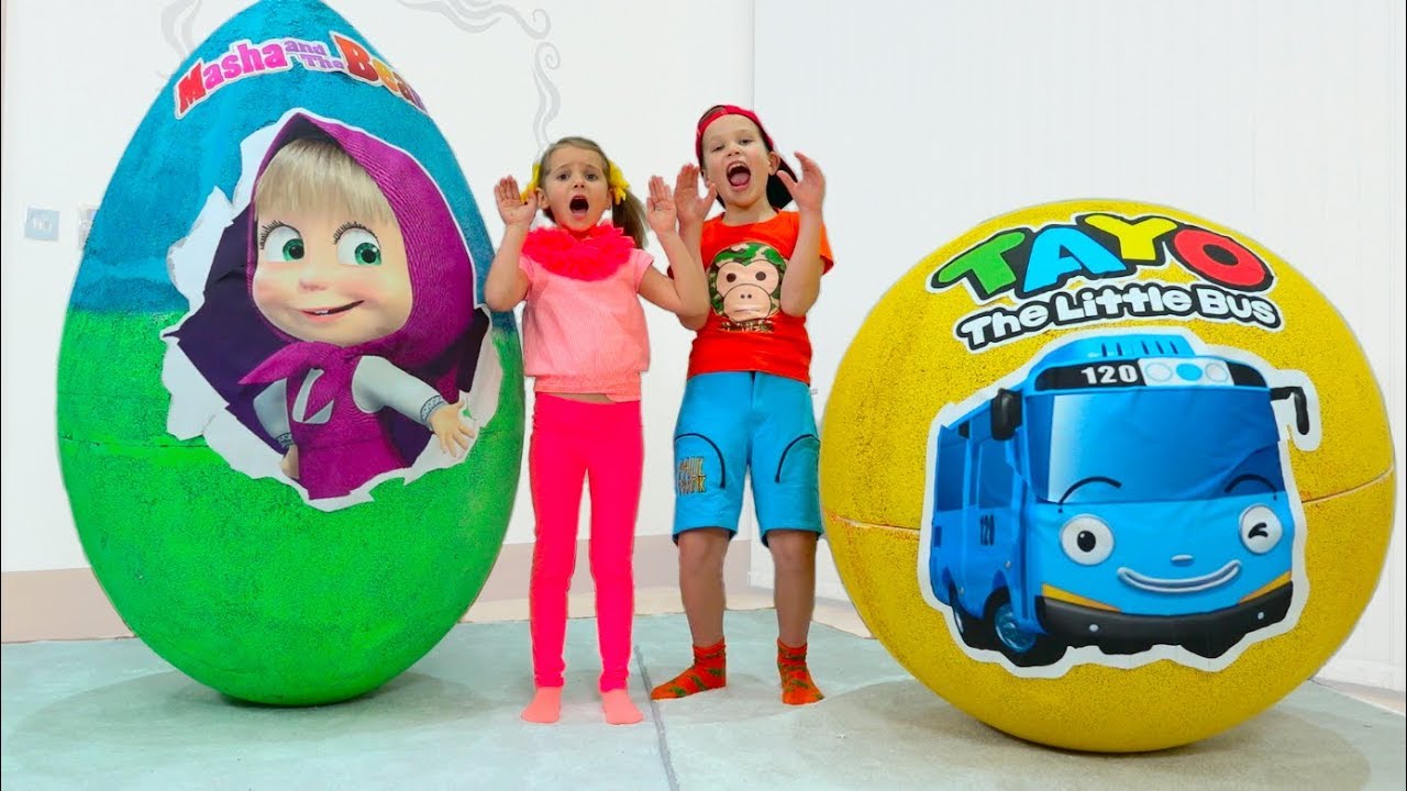 Дети играют в Игрушки Маши в гигантском яйце и Тайо в большом шаре