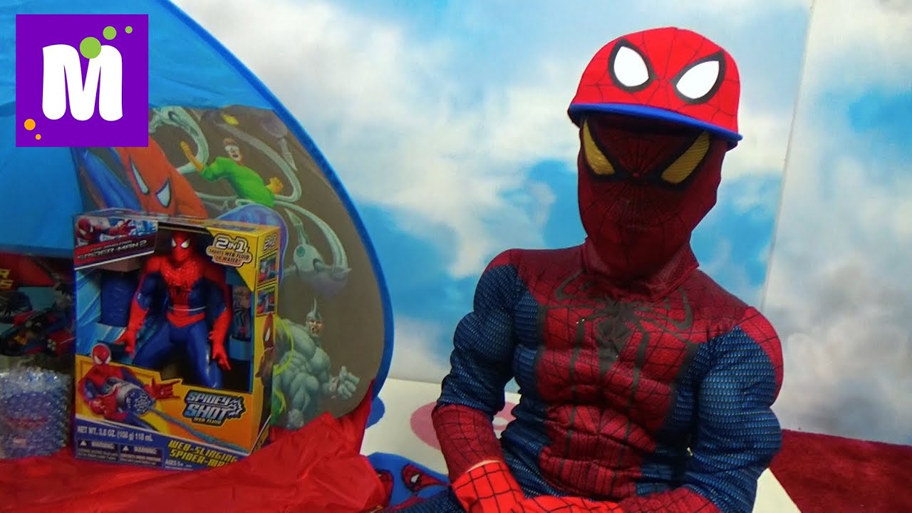 Человек - Паук стреляет паутиной и открывает много игрушек в палатке Spider-Man