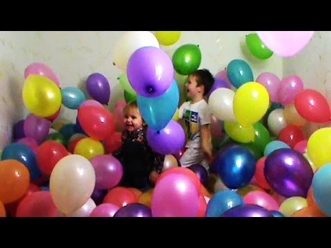 Дети и много цветных воздушных шариков