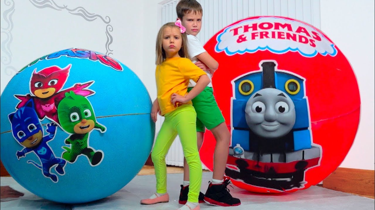 Дети не поделили игрушки Герои в Максах в огромных шарах / PJ masks Giant toy bolls surprise