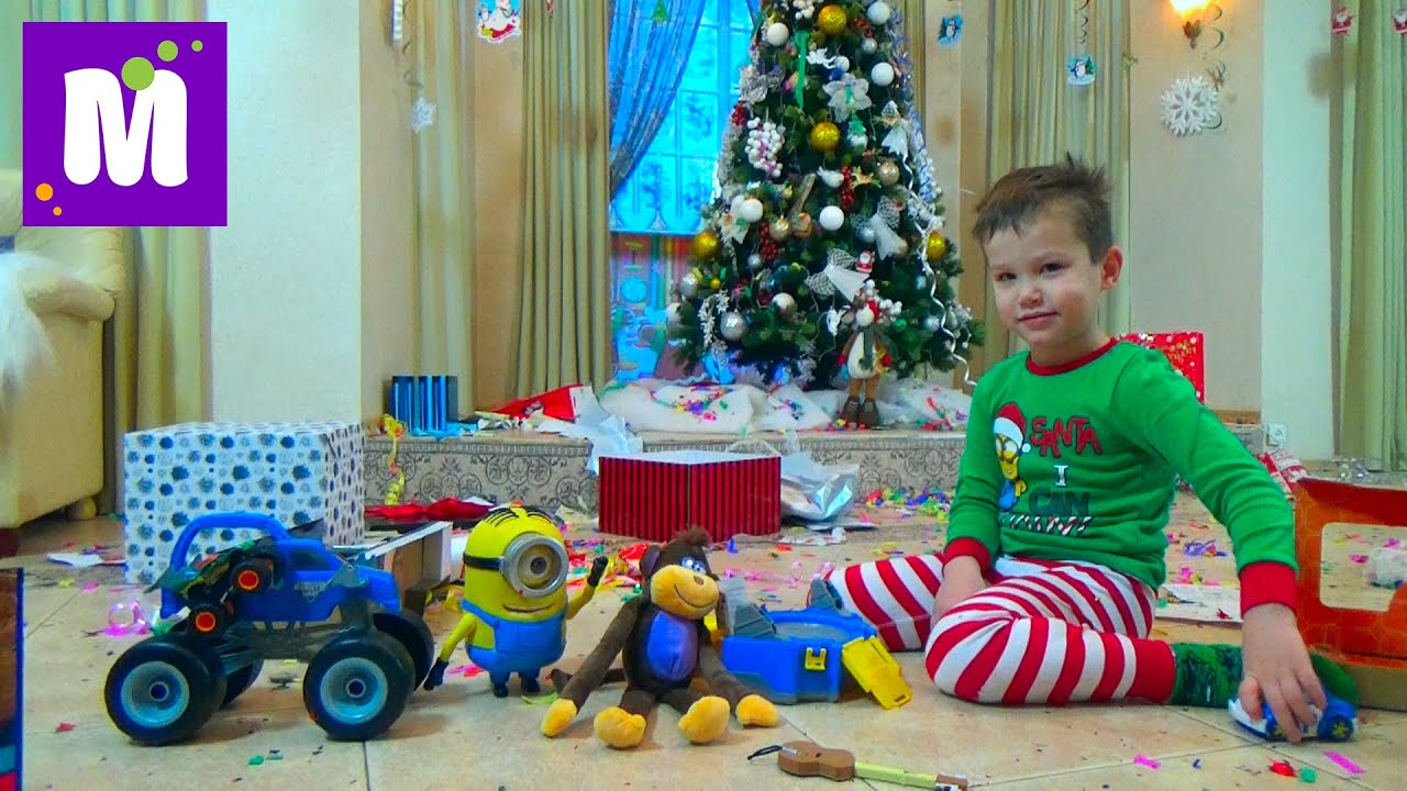 Подарки Максу от Деда Мороза распаковка игрушек под Новогодней ёлкой