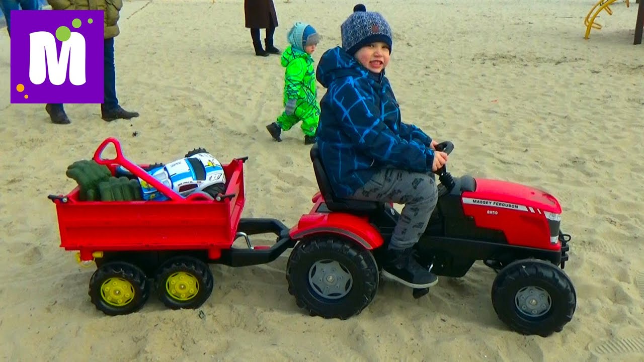 Прицеп с бортами катаем игрушки и шарики на тракторе по песку