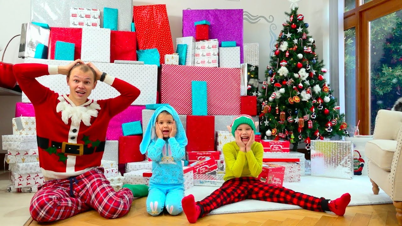 Дети еле поделили самые необычные и крутые подарки на Рождество