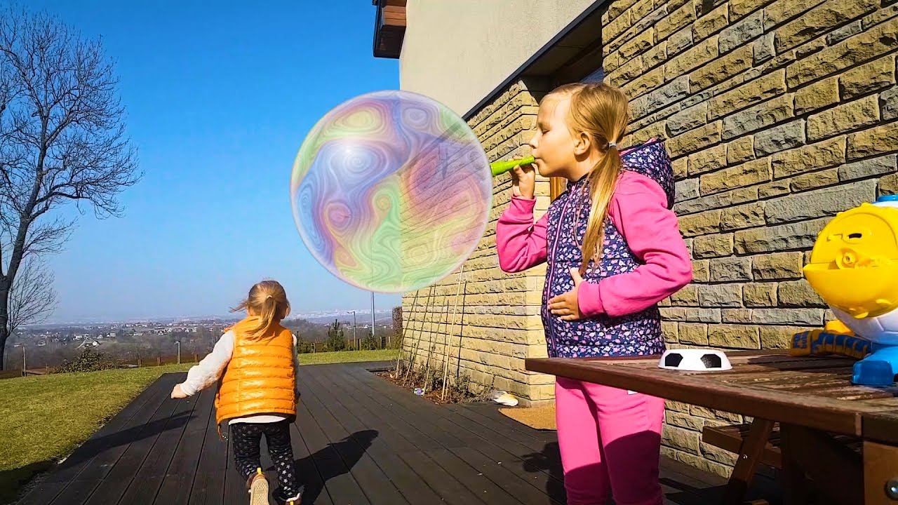 Николь надула огромный мыльный пузурь или Giant soap bubbles