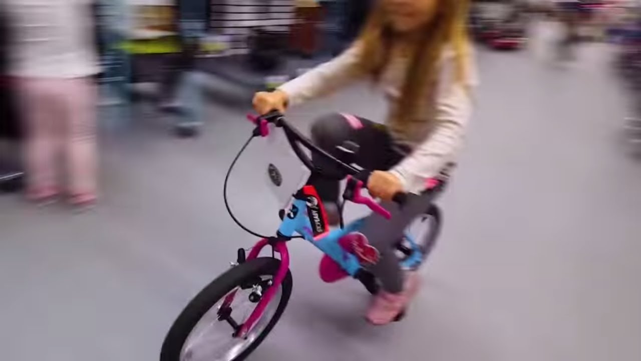 Дети катаются на велосипедах в магазине