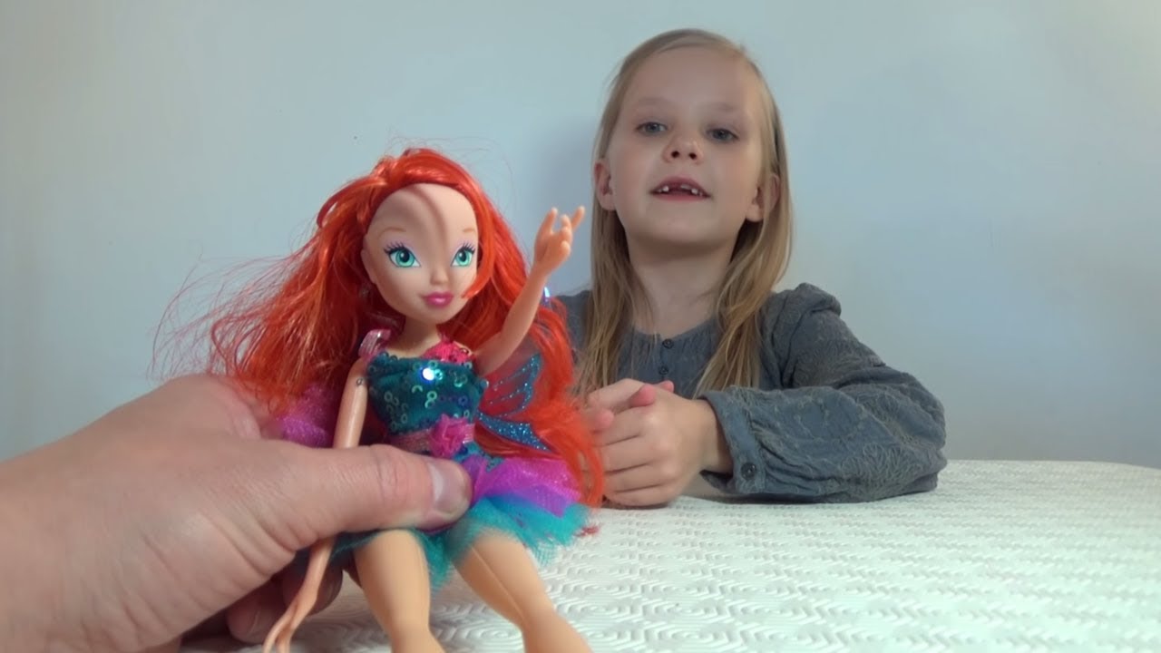 Николь открывает куклу Винкс  Балерины