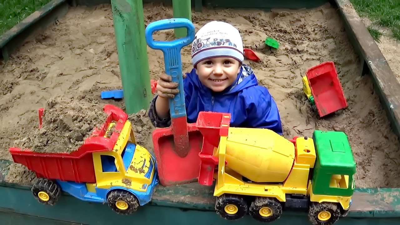 Машинки грузовички - Малыш Даник играет в песочнице