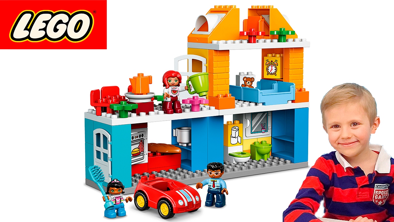 Даник и Мама играют в Лего набор - Семейный Дом. Развивающий конструктор для детей Lego Duplo 10835