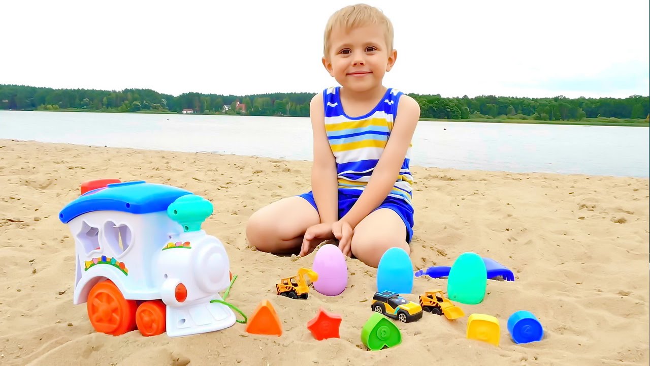 Паровозик и Машинки на пляже - Ищем яйца с сюрпризами. Video for kids