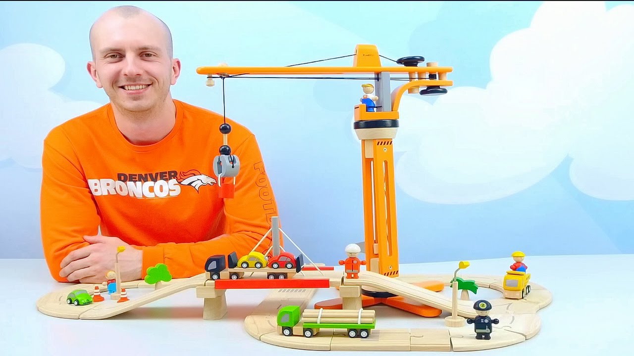 Подъёмный Кран и Грузовые Машины в деревянном городке Plan Toys - Игры с машинками для малышей