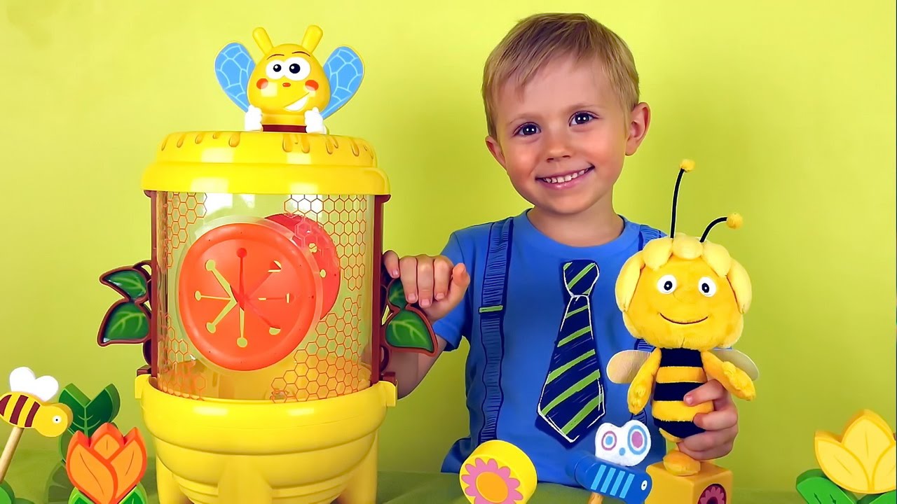 Видео для детей - Малыш Даник и пчела Майя играют в супербочонок