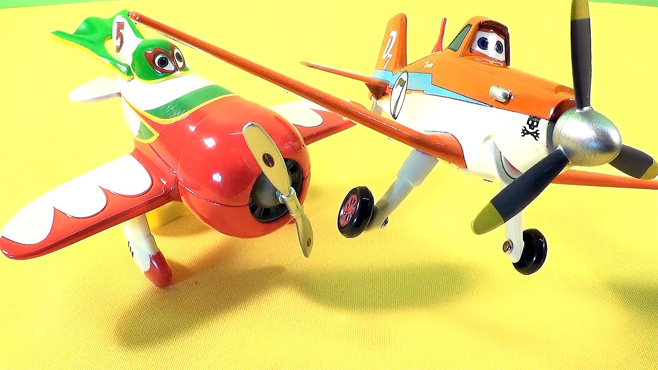 Самолеты летачки Дасти и Эль Чупакабра собирают пазл. Disney Planes.