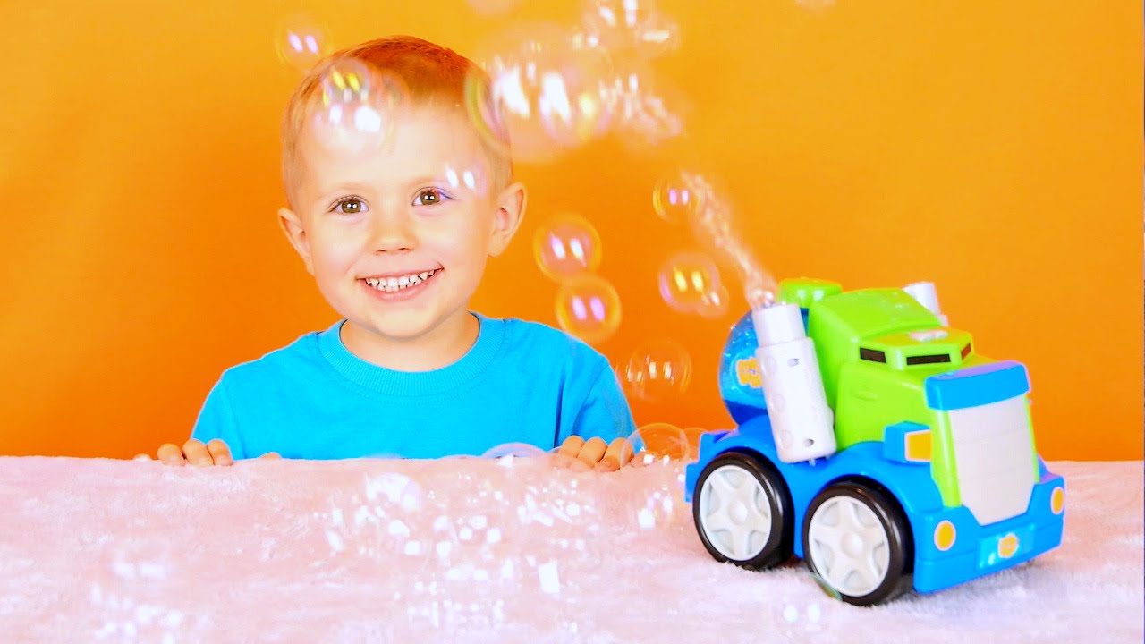 Машинка с мыльными пузырями и малыш Даник. The machine with soap bubbles and a little boy Danik