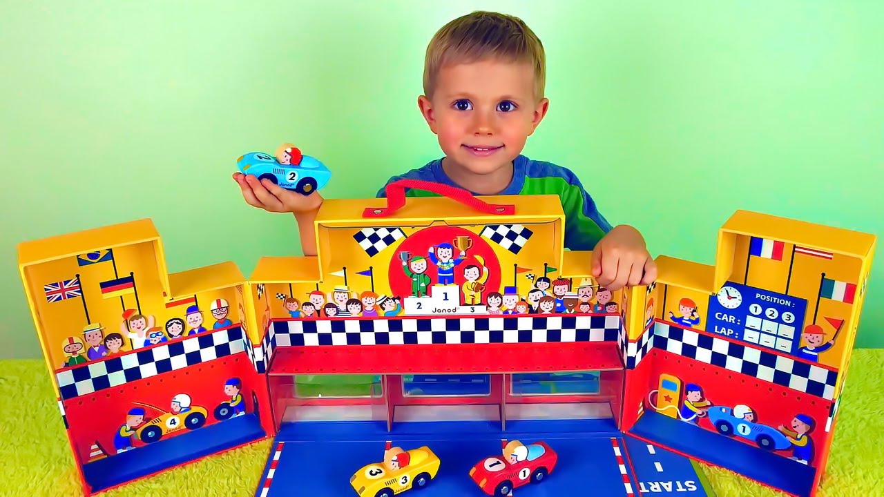 Машинки и гоночная трасса автодром - Развлекательное видео для детей с машинками и Даником