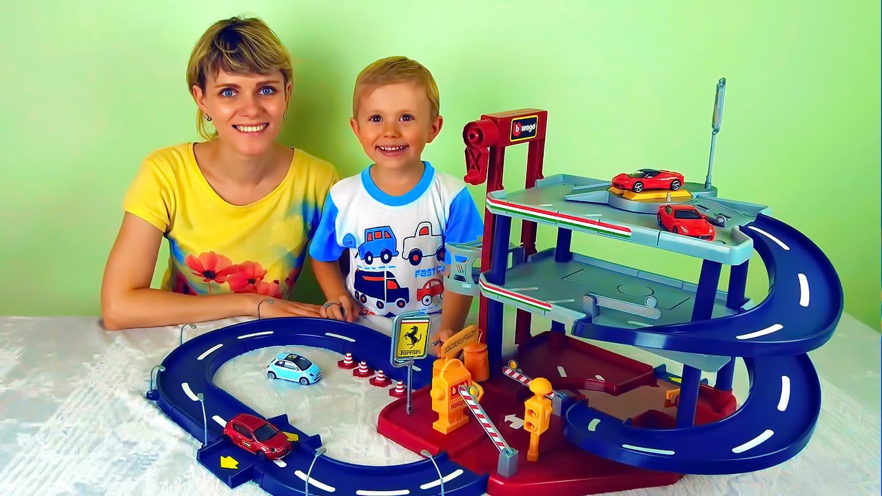 Машинки с треком и гаражом - Весёлое видео для детей с машинками