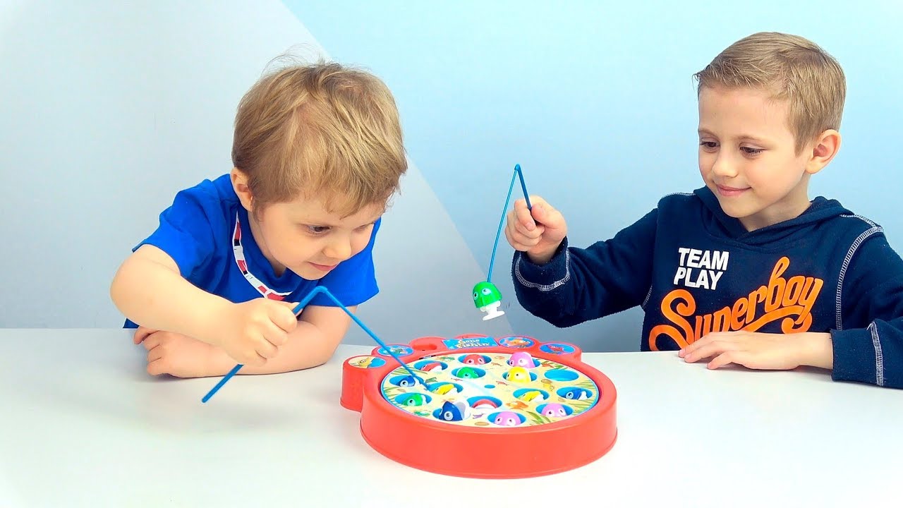 РЫБАЛКА для ДЕТЕЙ - Даник и Никита играют вместе с папой! Видео для малышей.