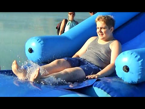 Лева катается с надувной горки в воду!!! Leo riding the inflatable slides in the water!!!