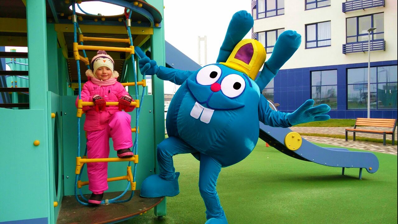 Игры на детской площадке с Гигантским кроликом смешное видео для детей от Полины