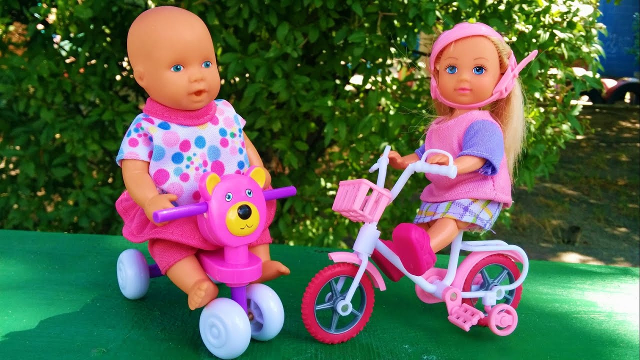Видео для детей! Куклы на велосипедах попали в аварию