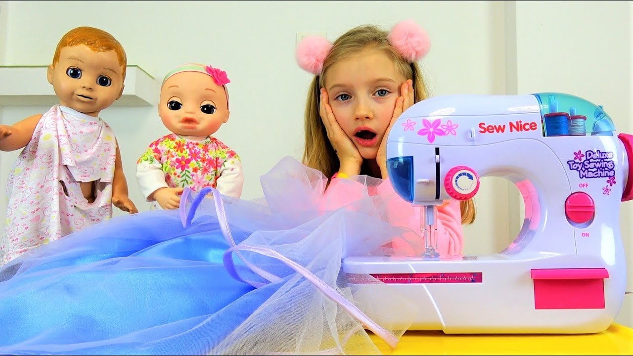 Полина шьет красивые платья куклам на швейной машинке