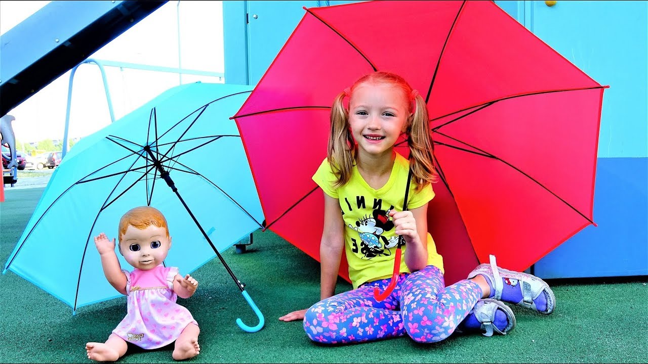 Полина спасает Кукол от дождя под Разноцветными Зонтами Видео для детей