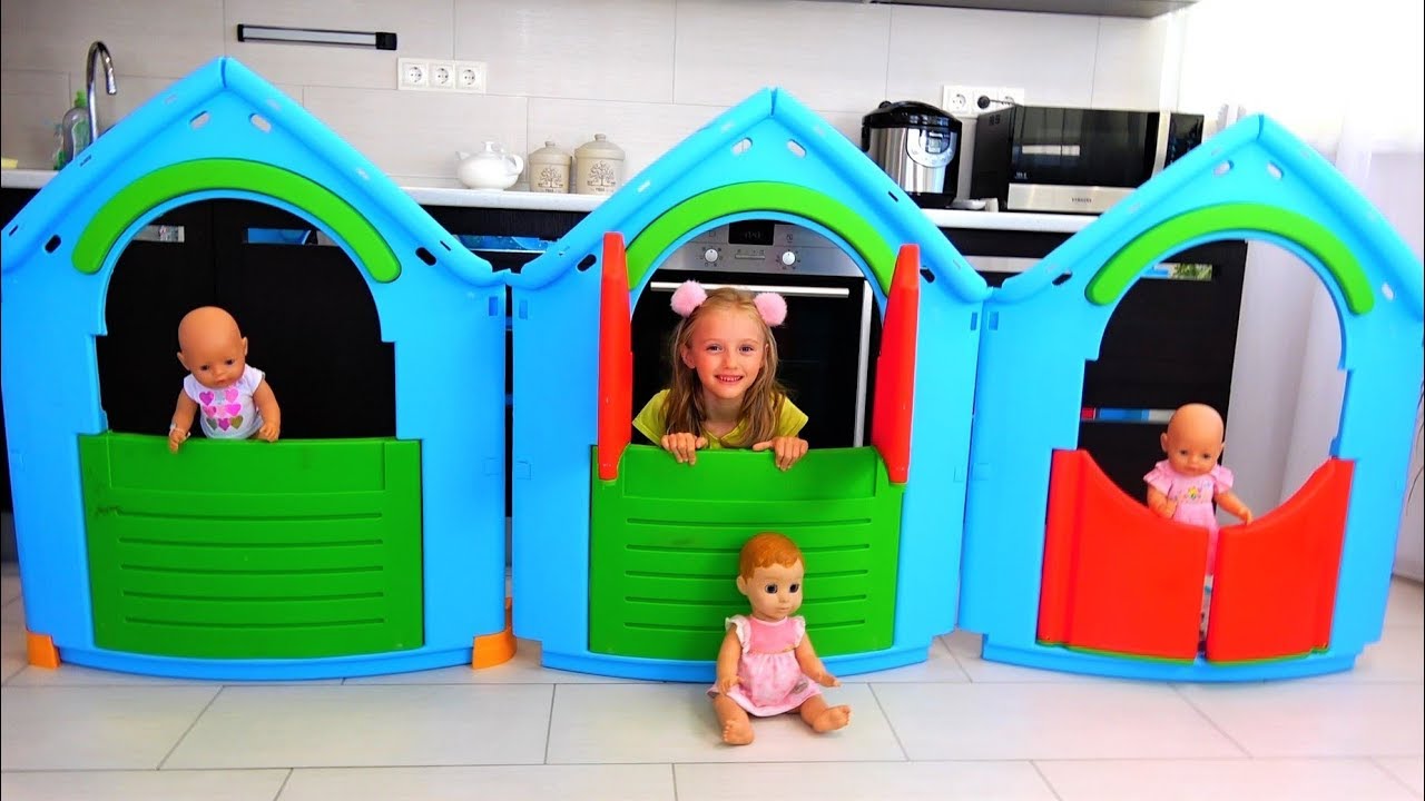 Полина воспитывает кукол и строит новый Домик для игрушек. Видео для детей