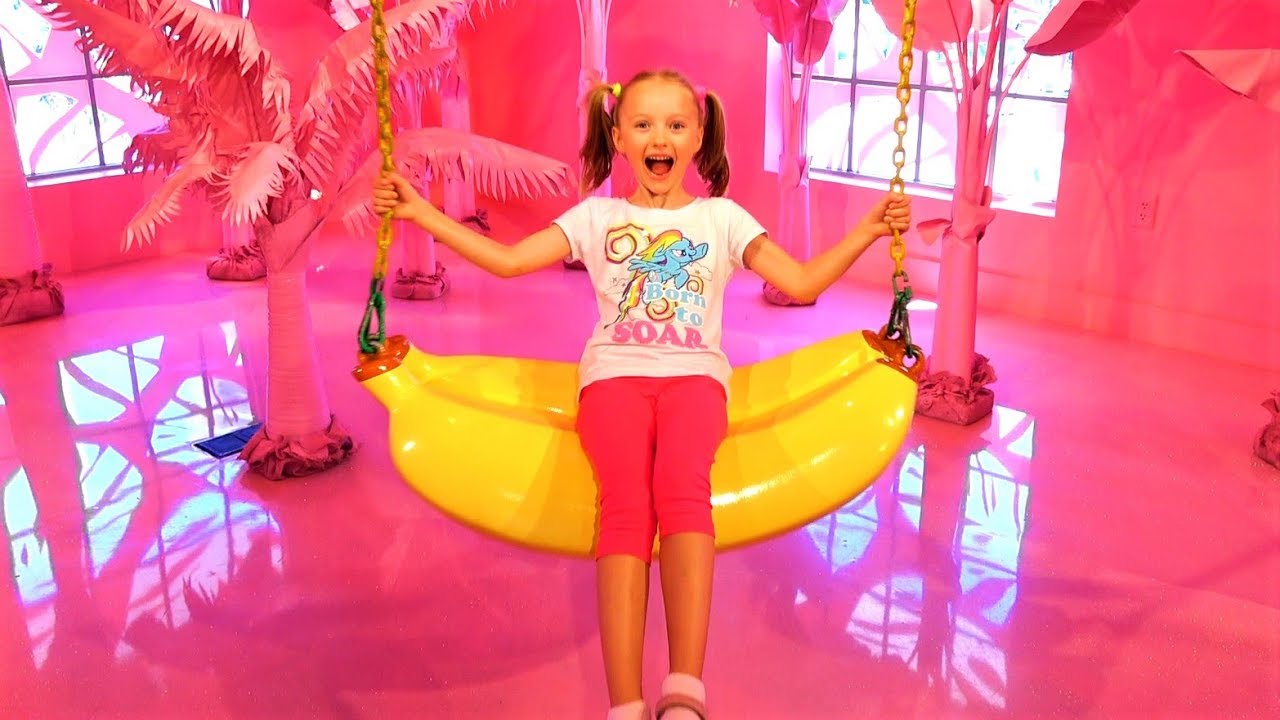 Полина в Музее Гигантского Мороженого Развлечения для Детей