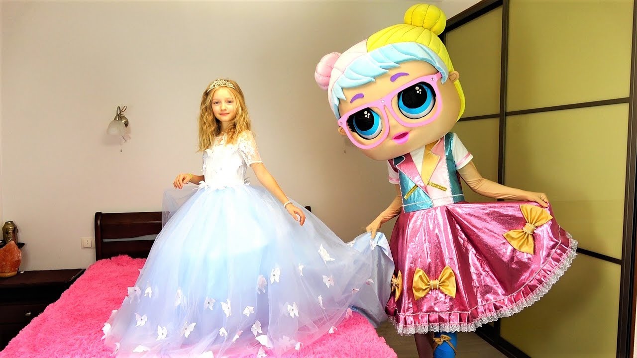 Полина собирается на бал принцесс Кукла ЛОЛ выбирает красивое платье