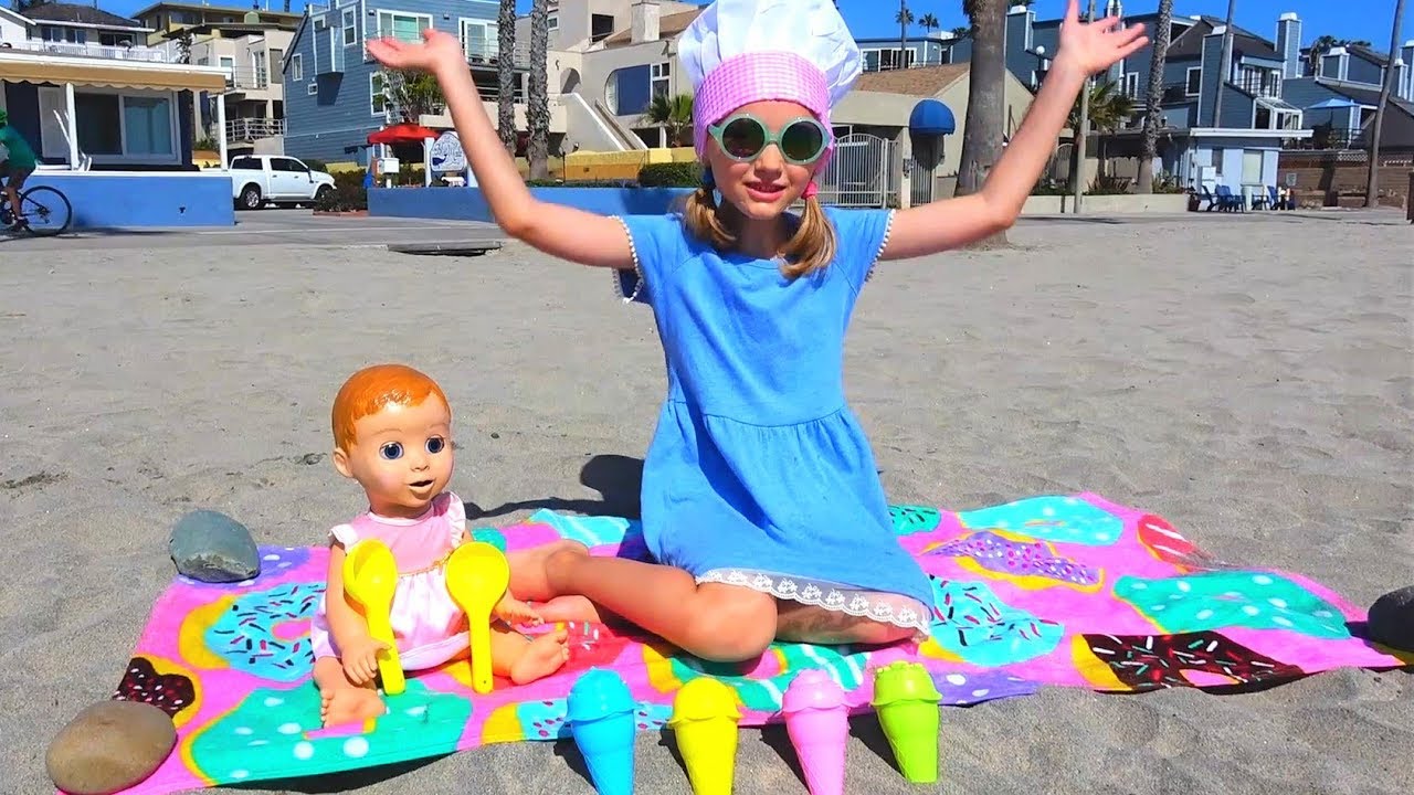 Polina Playing with Sand Molds video By Super Polina