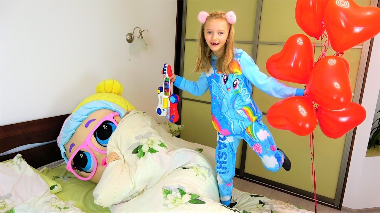 Полина мешает Кукле ЛОЛ спать своими игрушками