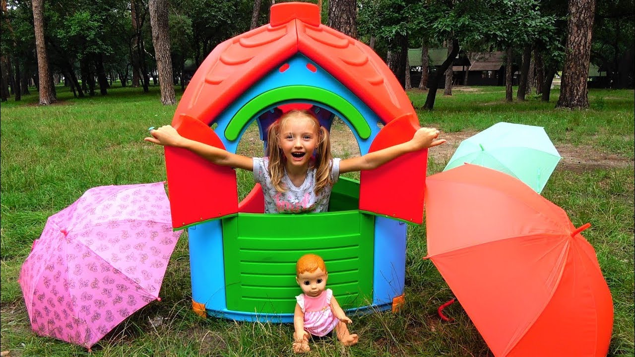 Полина строит новый детский Домик и спасает кукол/Polina makes Playhouse for toys