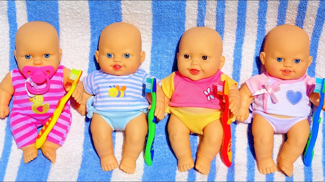 Утро с куклами пупсиками Полина как заботливая МАМА видео для детей