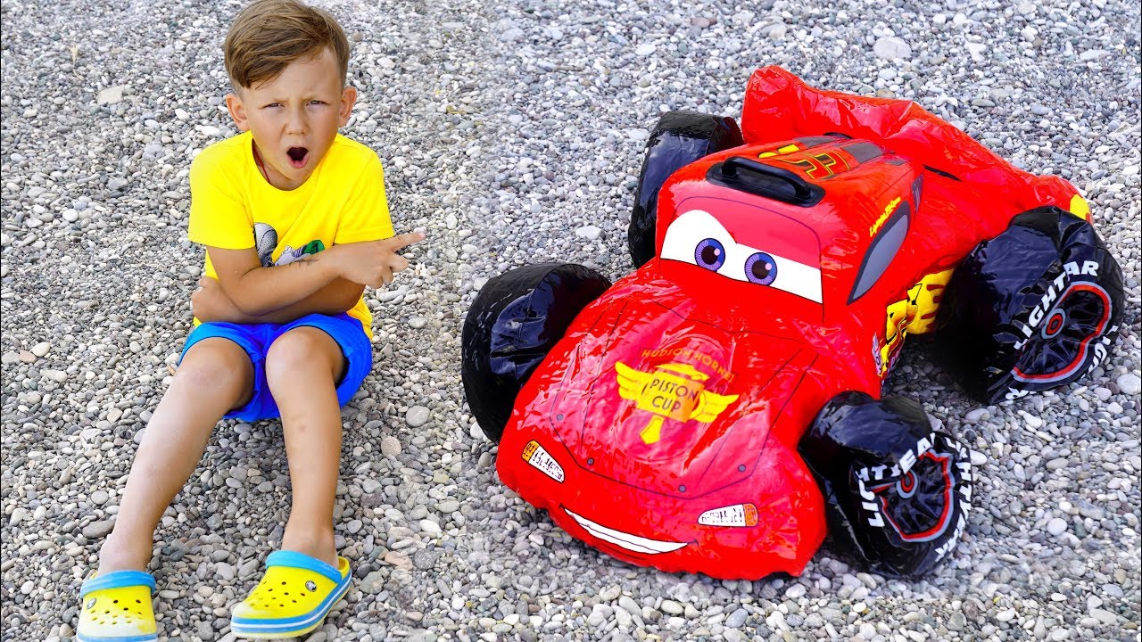 Машинки подписаться. Сломанная машинка игрушка. Машинка со сломанным колесом. Детская игрушка машинка Разбитая. Сеня и машинки.
