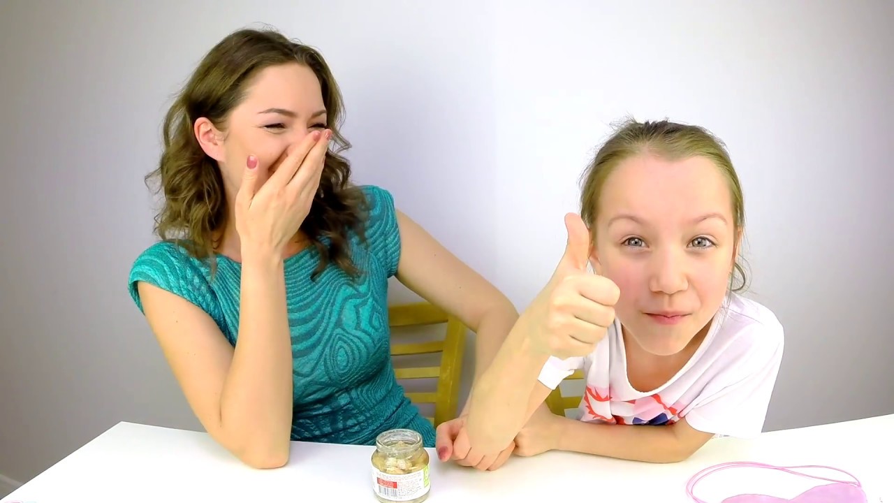 Отгадай Продукт по Запаху Челлендж с Закрытыми Глазами Смешное Видео для Детей /// Вики Шоу