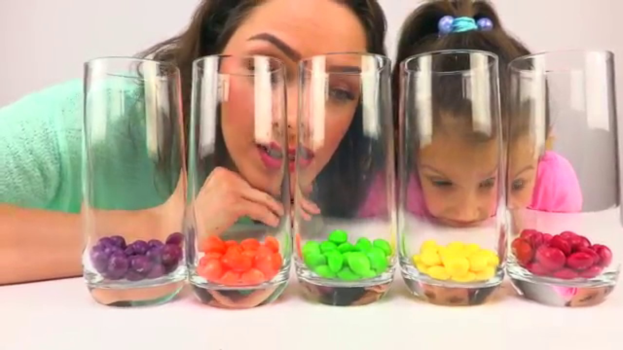 ЧЕЛЛЕНДЖ Крэйзи Эксперимент с Конфетами Skittles Самый Сладкий Коктейль Видео для Детей /// Вики Шоу