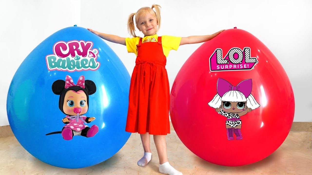 Девочка Алиса играет в игрушки в огромном шаре /Giant balloons w/ surprise toys